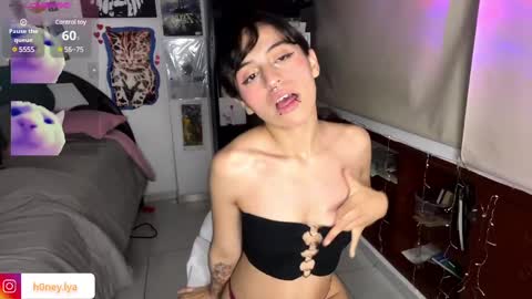 Snapshot of b0nnie_h0ney chatting on 02.08.25 Lyanna online show from 02.08.25