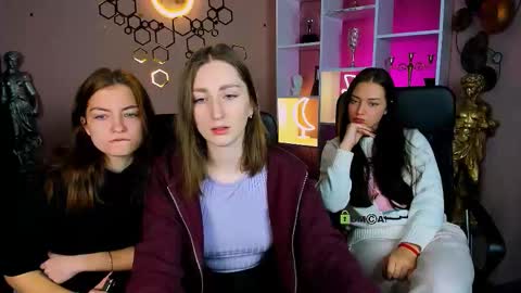 Snapshot of baby_hotte chatting on 12.22.25 baby online show from 12.22.25