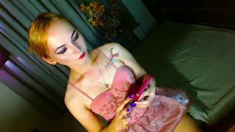 Snapshot of baby_kira1988 chatting on 01.06.25 Your Baby Kira online show from 01.06.25