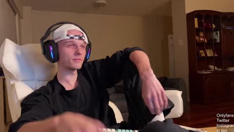 Snapshot of babyfacenorth chatting on 12.19.24 Big cock boy online show from 12.19.24