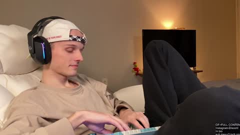 Snapshot of babyfacenorth chatting on 12.23.24 Big cock boy online show from 12.23.24