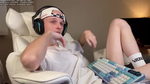 Snapshot of babyfacenorth chatting on 12.24.24 Big cock boy online show from 12.24.24