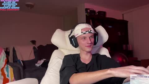 Snapshot of babyfacenorth chatting on 01.18.25 Big cock boy online show from 01.18.25