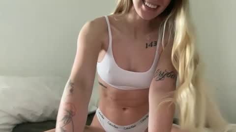 Snapshot of babygirlinlace chatting on 01.08.26 Miley King online show from 01.08.26