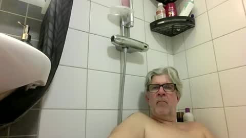 Snapshot of baggelina75 chatting on 04.19.26 baggelina75 online show from 04.19.26
