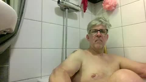 Snapshot of baggelina75 chatting on 05.28.26 baggelina75 online show from 05.28.26