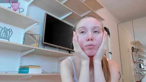 Snapshot of bam_bi chatting on 09.12.25 Kira online show from 09.12.25