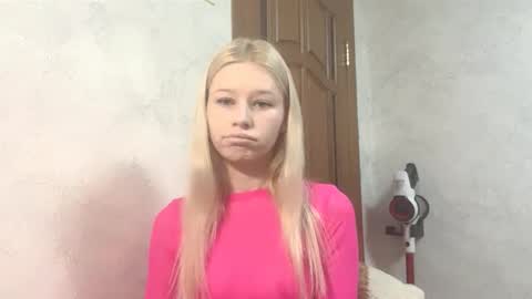 Snapshot of barbie_angel_ chatting on 12.18.25 Barbie online show from 12.18.25