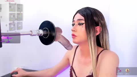 Snapshot of barbie_boy_ chatting on 11.07.25 I work from home this is my room 3 online show from 11.07.25