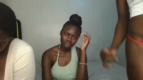 Snapshot of barbie_queen2 chatting on 09.25.25 queen online show from 09.25.25