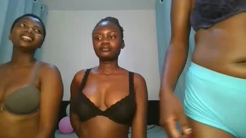 Snapshot of barbie_queen2 chatting on 10.01.25 queen online show from 10.01.25