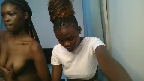 Snapshot of barbie_queen2 chatting on 10.30.25 queen online show from 10.30.25