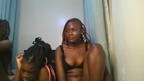 Snapshot of barbie_queen2 chatting on 11.05.25 queen online show from 11.05.25