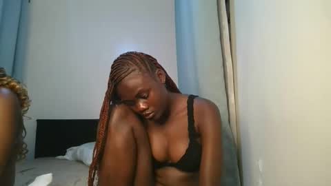 Snapshot of barbie_queen2 chatting on 11.06.25 queen online show from 11.06.25