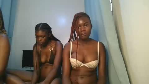 Snapshot of barbie_queen2 chatting on 11.25.25 queen online show from 11.25.25