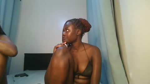 Snapshot of barbie_queen2 chatting on 11.26.25 queen online show from 11.26.25