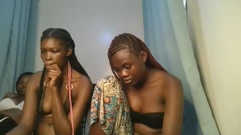 Snapshot of barbie_queen2 chatting on 12.04.25 queen online show from 12.04.25