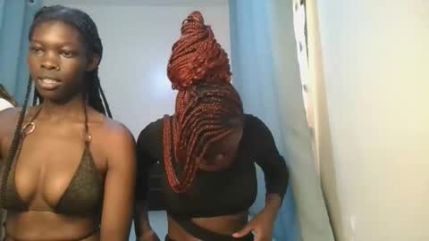 Snapshot of barbie_queen2 chatting on 12.14.25 queen online show from 12.14.25