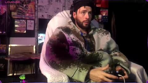 Snapshot of beastbxy chatting on 12.16.24 beast bxy online show from 12.16.24