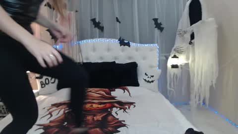 Snapshot of beataangel chatting on 10.30.25 beataangel online show from 10.30.25