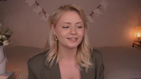 Snapshot of beatris_mils chatting on 12.22.25 Beatrice online show from 12.22.25