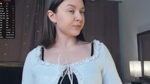 Snapshot of beatrixcutsforth chatting on 10.02.25 Beatrix or Triss3 online show from 10.02.25