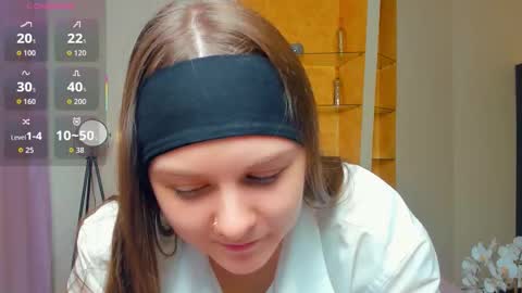Snapshot of beatrixcutsforth chatting on 10.13.25 Beatrix or Triss3 online show from 10.13.25