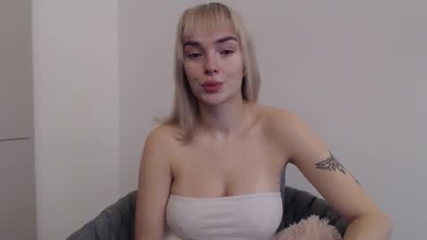 Snapshot of beauty_xpolly chatting on 10.08.25 POLLY online show from 10.08.25