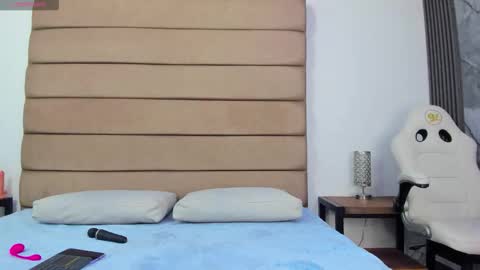 Snapshot of beca_winn chatting on 11.22.25 beca online show from 11.22.25