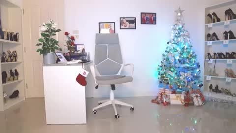 Snapshot of beebeethai chatting on 12.18.24 Bee if you ever see the girl who can take 12 inch all the way inside the ass try me online show from 12.18.24