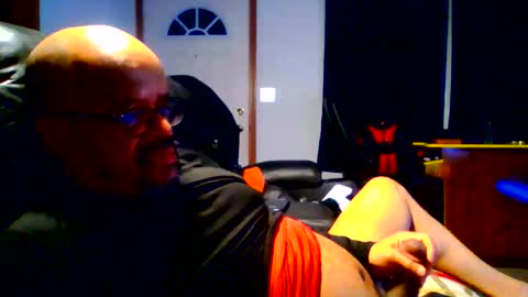 Snapshot of beef69dog chatting on 04.19.26 BEEF69DOG online show from 04.19.26