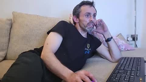 Snapshot of begbestuk chatting on 11.02.25 begbestuk online show from 11.02.25