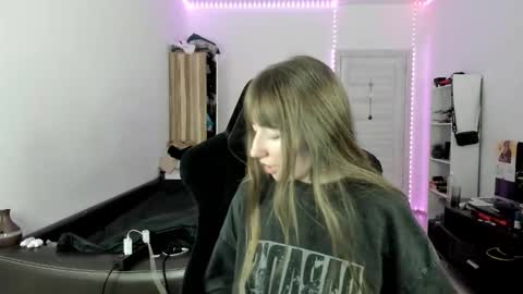 Snapshot of bekkareyes chatting on 11.16.25 bekka online show from 11.16.25