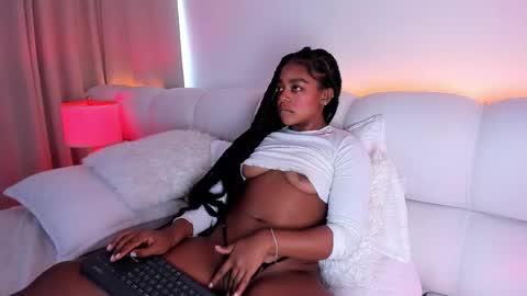 Snapshot of belkis_mills chatting on 10.03.25 Belkis online show from 10.03.25