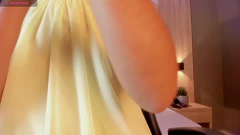 Snapshot of bella1207 chatting on 04.25.26 Bella cam online show from 04.25.26