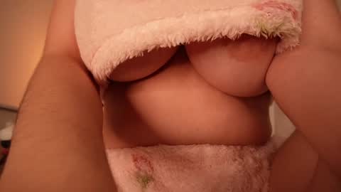 Snapshot of bella_adams_ chatting on 12.03.25 isabella online show from 12.03.25