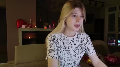 Snapshot of bella_amoury chatting on 02.16.25 Bella online show from 02.16.25
