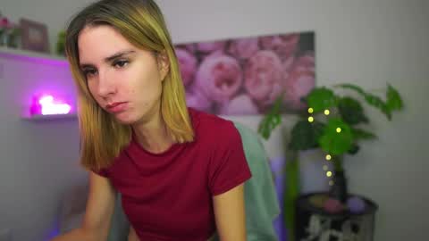 Snapshot of bella_blonde18 chatting on 12.15.25 BellaBlonde online show from 12.15.25