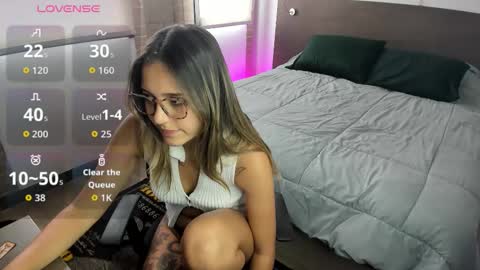 Snapshot of bella_blue_ chatting on 10.15.25 bella_blue_ online show from 10.15.25