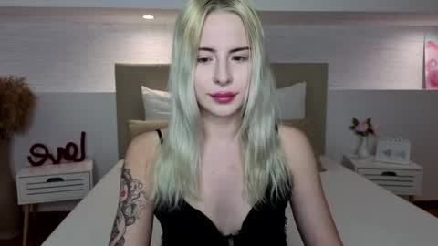 Snapshot of bella_crazyy chatting on 06.17.26 Bella online show from 06.17.26