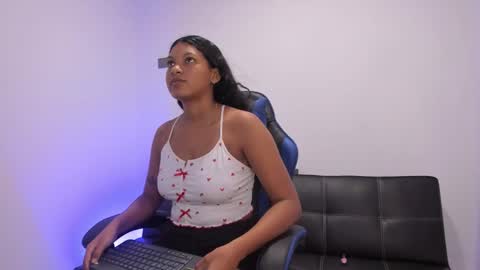 Snapshot of bella_jamez chatting on 12.18.25 Isa online show from 12.18.25