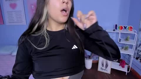 Snapshot of bella_lane_ chatting on 12.19.25 Bella online show from 12.19.25