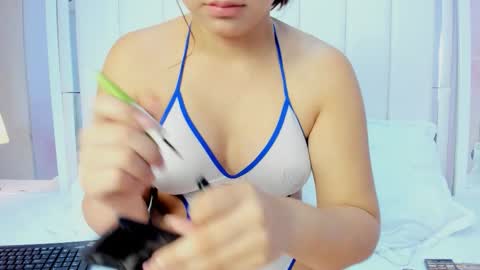 Snapshot of bella_miia_ chatting on 10.17.25 Mia online show from 10.17.25