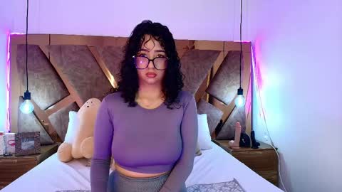 Bella Swwan  online show from 04.25.26