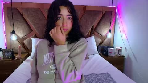 Bella Swwan  online show from 04.29.26