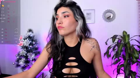 Snapshot of bella_thorne3 chatting on 12.14.24 Bella online show from 12.14.24