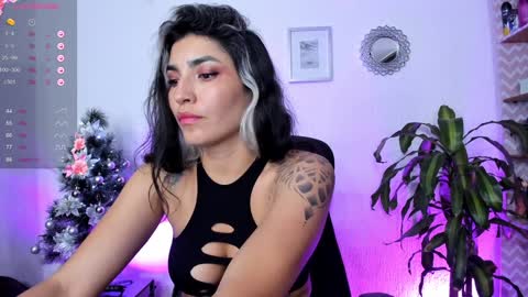 Snapshot of bella_thorne3 chatting on 12.14.24 Bella online show from 12.14.24