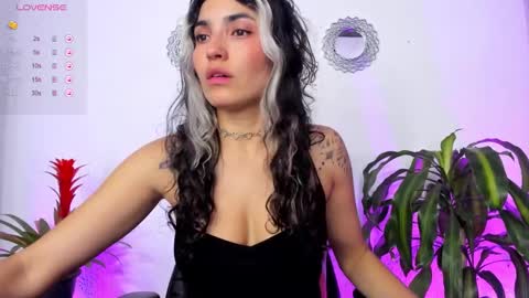 Snapshot of bella_thorne3 chatting on 01.17.25 Bella online show from 01.17.25