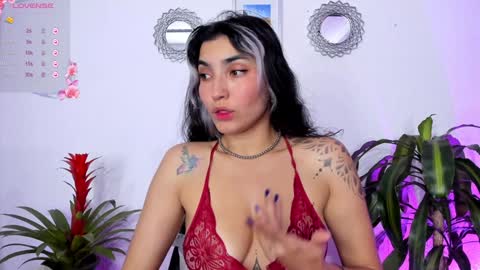 Snapshot of bella_thorne3 chatting on 01.25.25 Bella online show from 01.25.25