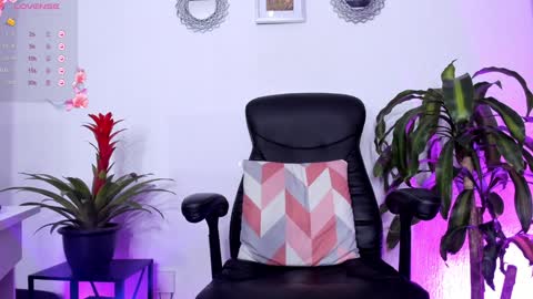 Snapshot of bella_thorne3 chatting on 01.25.25 Bella online show from 01.25.25